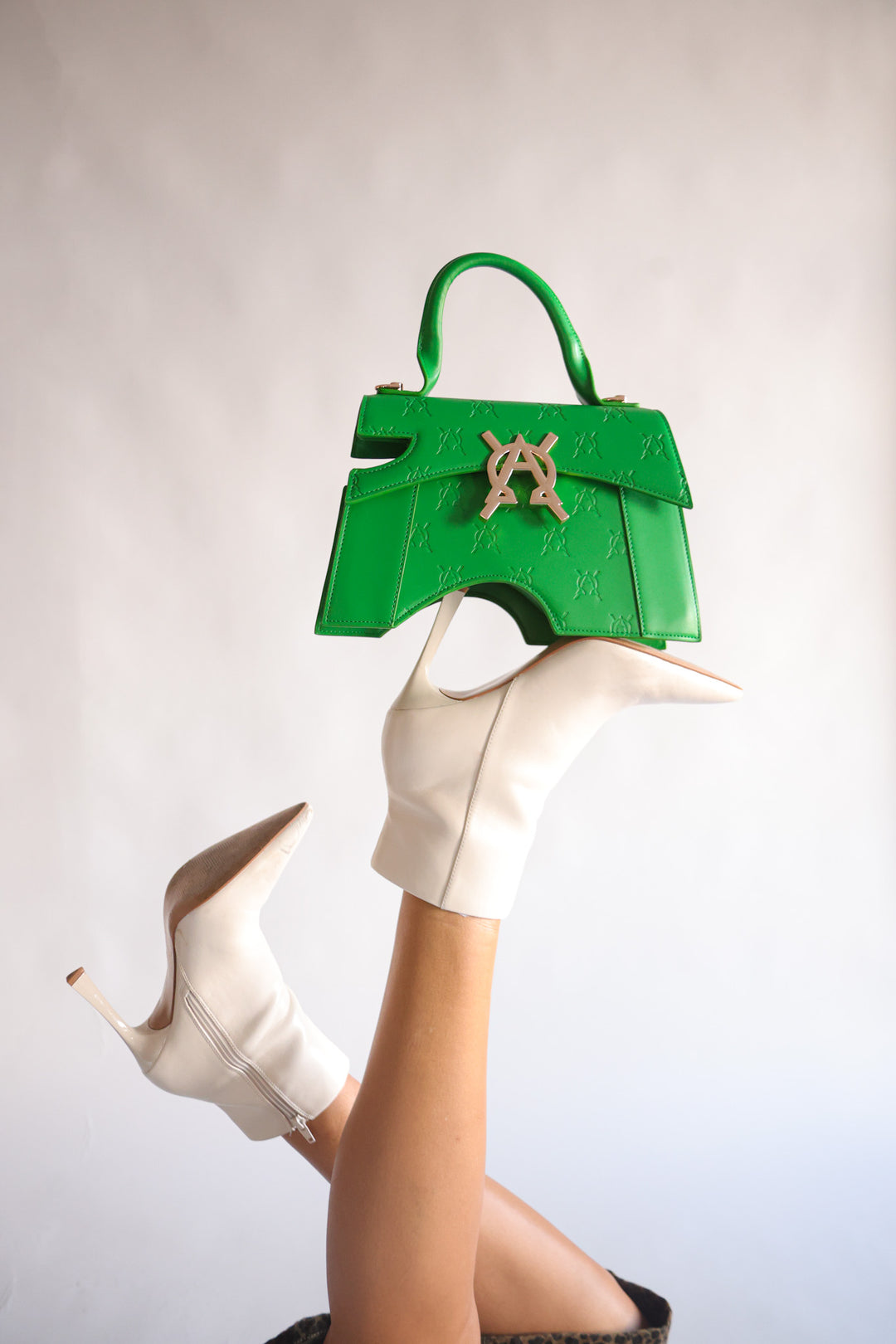 PETITE REGALO – Faveloworldwide